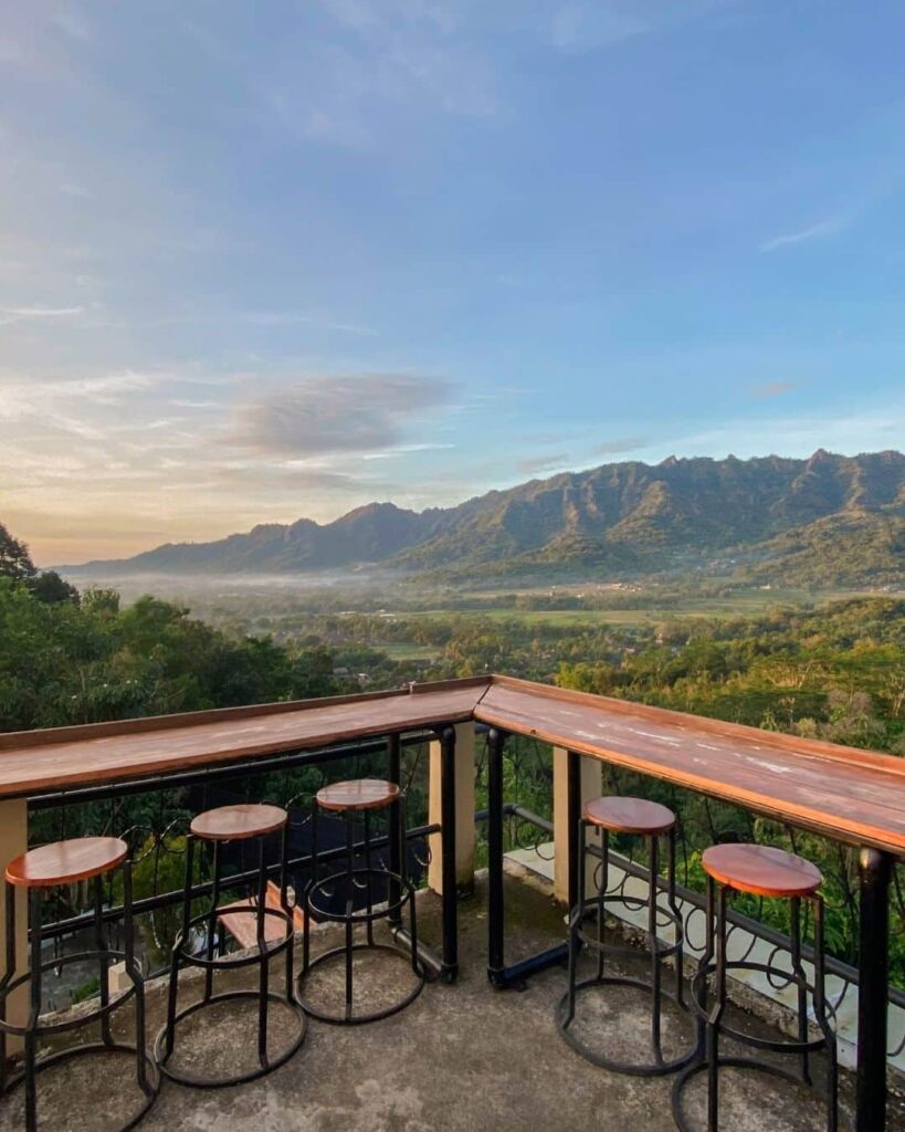 Lantai 3 Kedai Bukit Rhema untuk sunrise dan golden hour Borobudur untuk artikel cafe pemandangan gunung Magelang