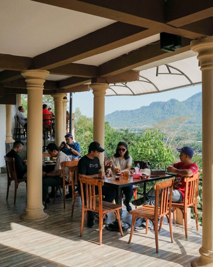 Area indoor lantai 2 Kedai Bukit Rhema untuk resto keluarga di Magelang