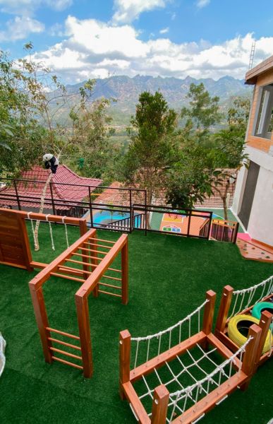 Playground alam anak di Kedai Bukit Rhema Borobudur untuk artikel resto keluarga nuansa alam Jogja