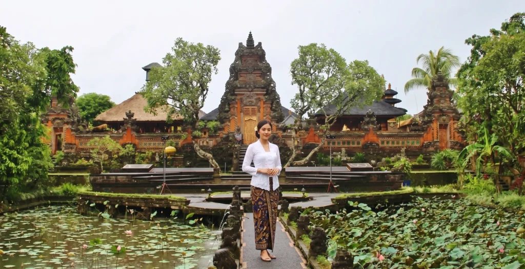Temple tour in Ubud with Balinese temple scenery