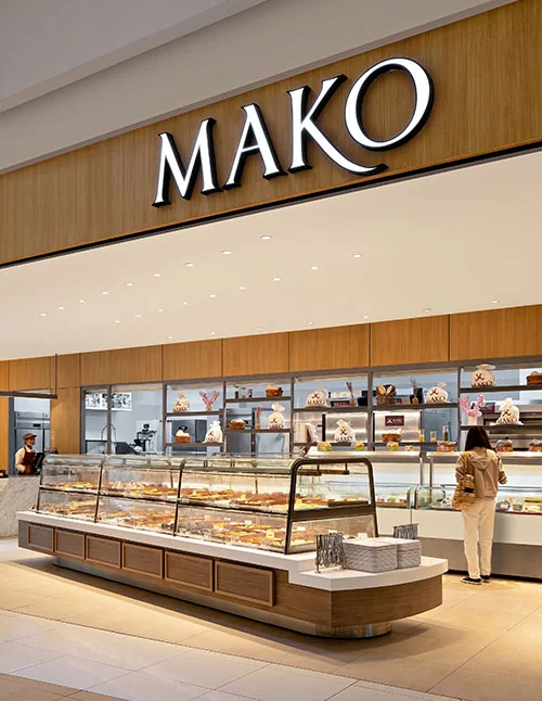 Gerai MAKO Bakery dengan etalase pastry dan roti