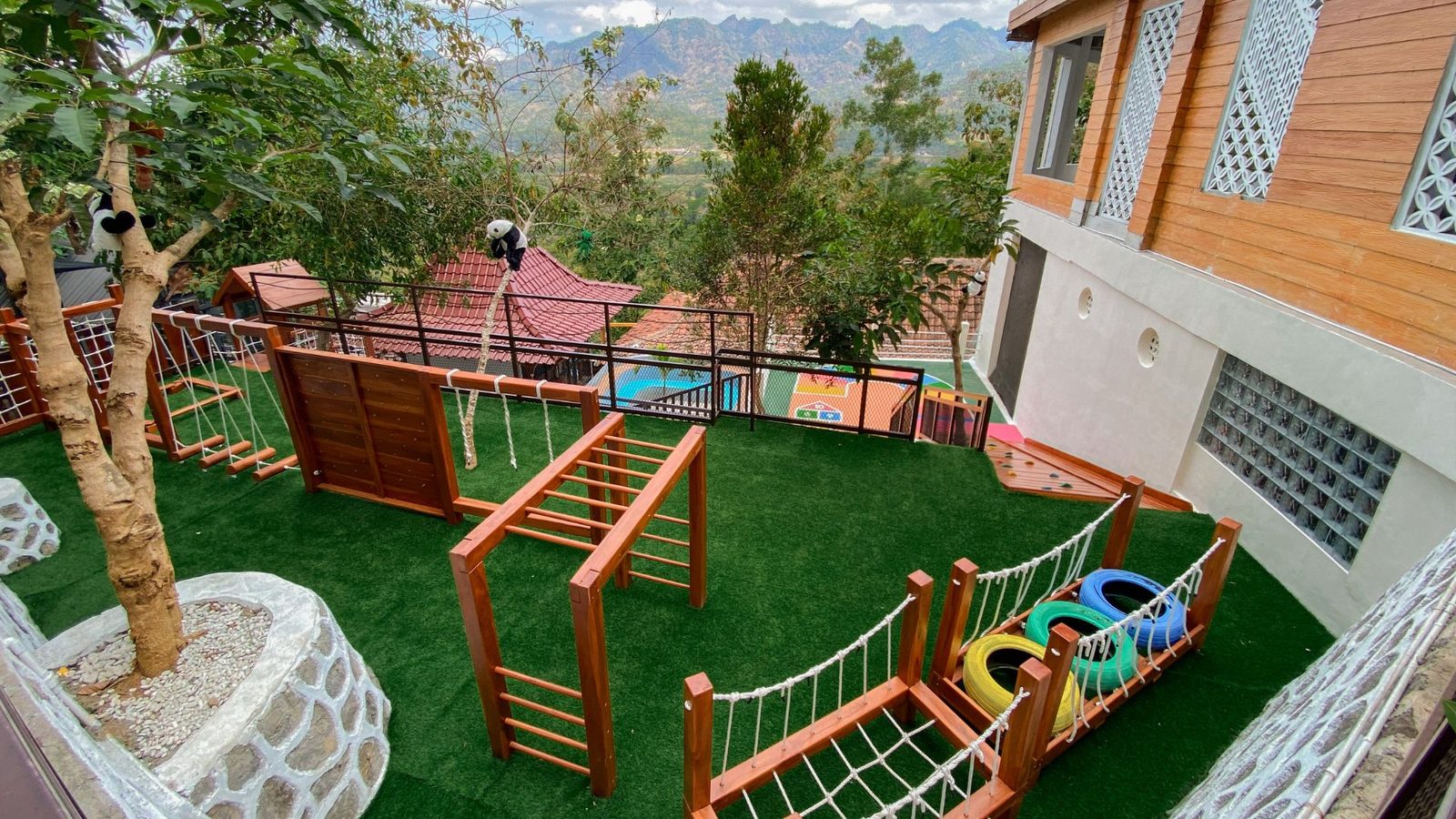 Area makan outdoor Kedai Bukit Rhema menghadap hijau Menoreh