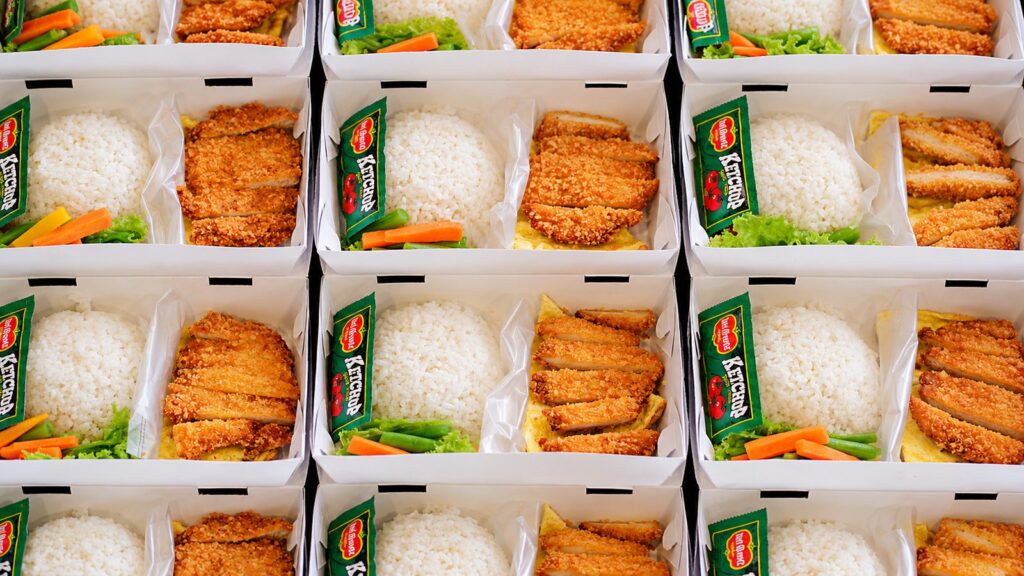 Ilustrasi tumpukan catering nasi box untuk gathering rombongan di Magelang