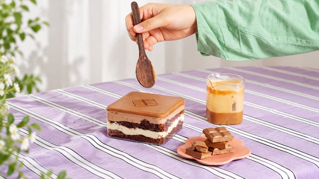Dessert Tebet: ilustrasi dessert box cokelat lumer dengan sendok kayu
