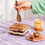 Dessert Tebet: ilustrasi dessert box cokelat lumer dengan sendok kayu