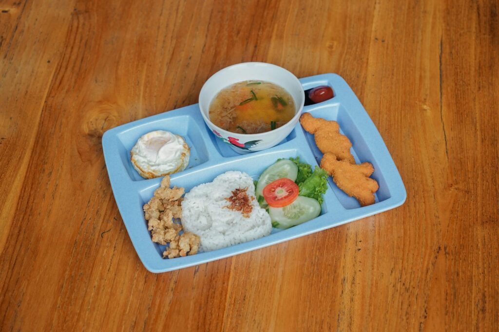 Nampan menu anak berisi nasi, lauk, sayur, dan sup di Kedai Bukit Rhema Magelang