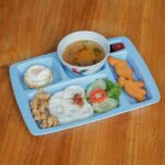 Nampan menu anak berisi nasi, lauk, sayur, dan sup di Kedai Bukit Rhema Magelang